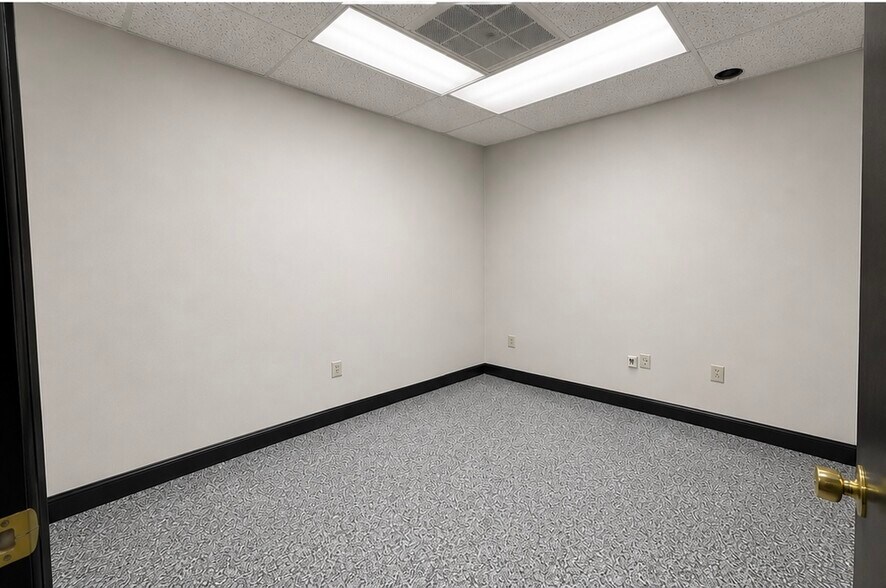 More Photos Of 2514 River Rd, Piedmont Flex For Lease