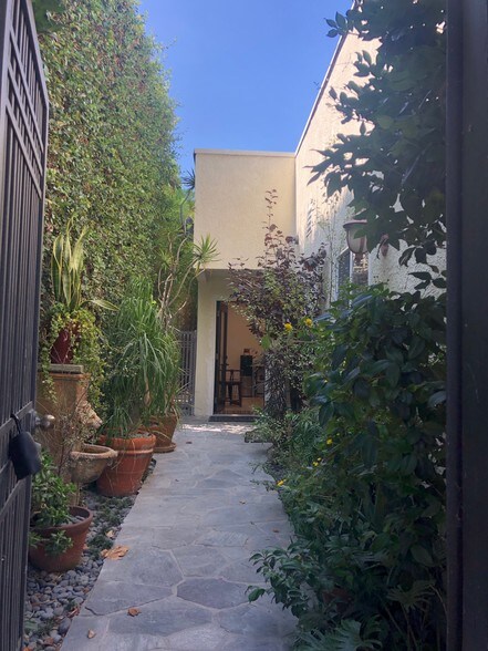 11613 W Pico Blvd  