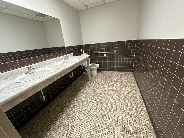 More Photos Of 1341 N Highland Ave, Jackson Office For Sale