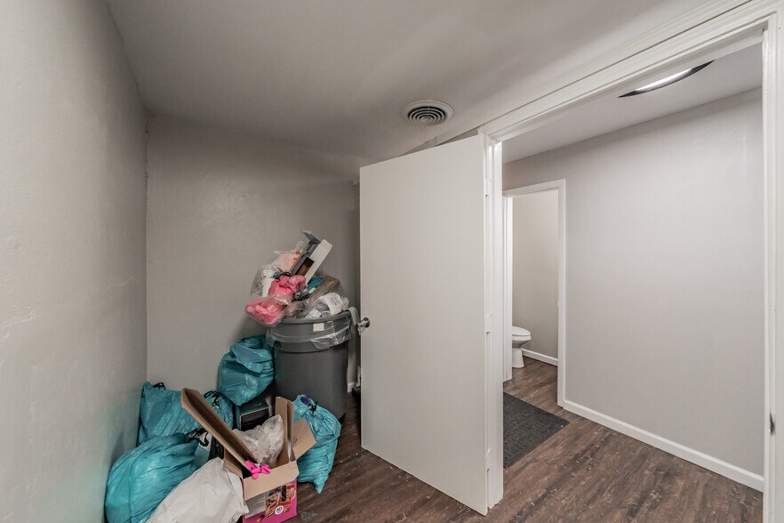 More Photos Of 7235 Glenview Dr, Richland Hills Office For Sale