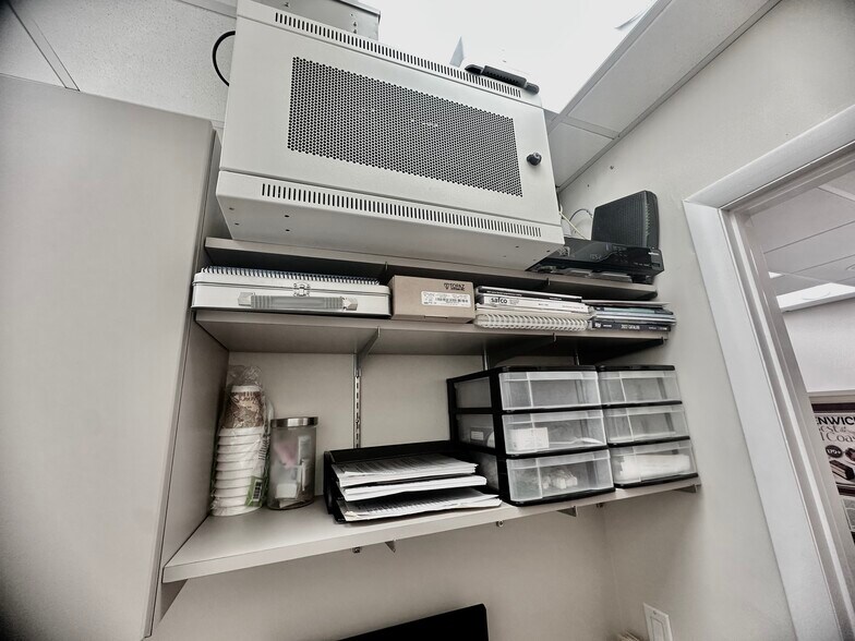 More Photos Of 4 Dearfield Dr, Greenwich Medical For Lease