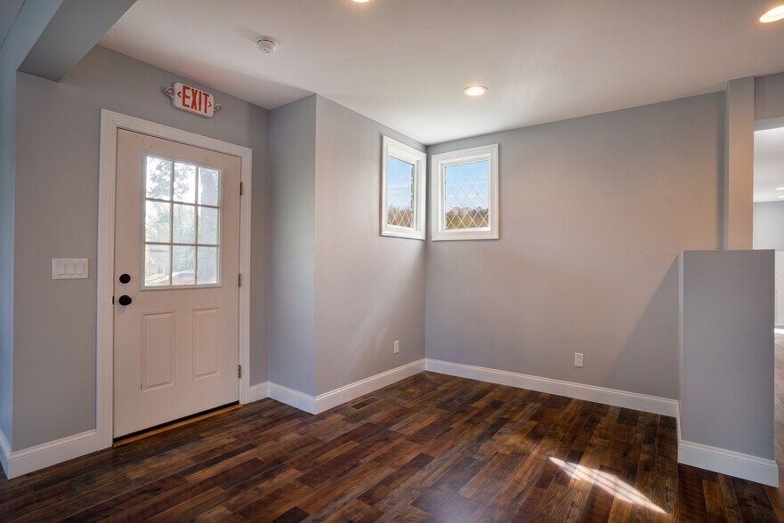 More Photos Of 49 Landing Ave, Smithtown Office Residential For Lease