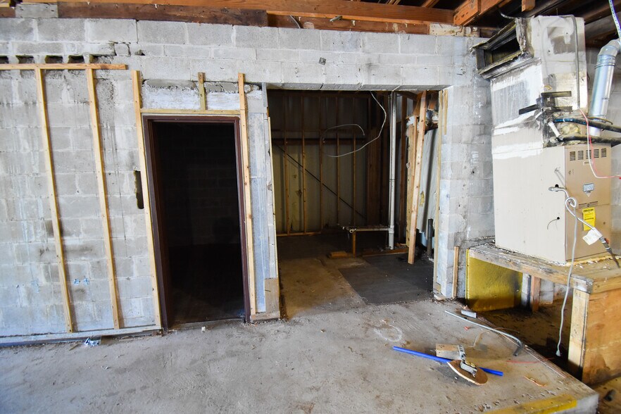 More Photos Of 3110 N Davis Hwy, Pensacola Showroom For Lease