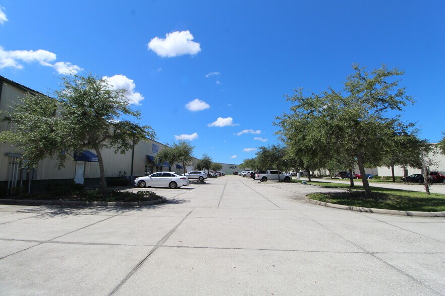 More Photos Of 2077 E 58th Avenue Cir, Bradenton Warehouse For Lease