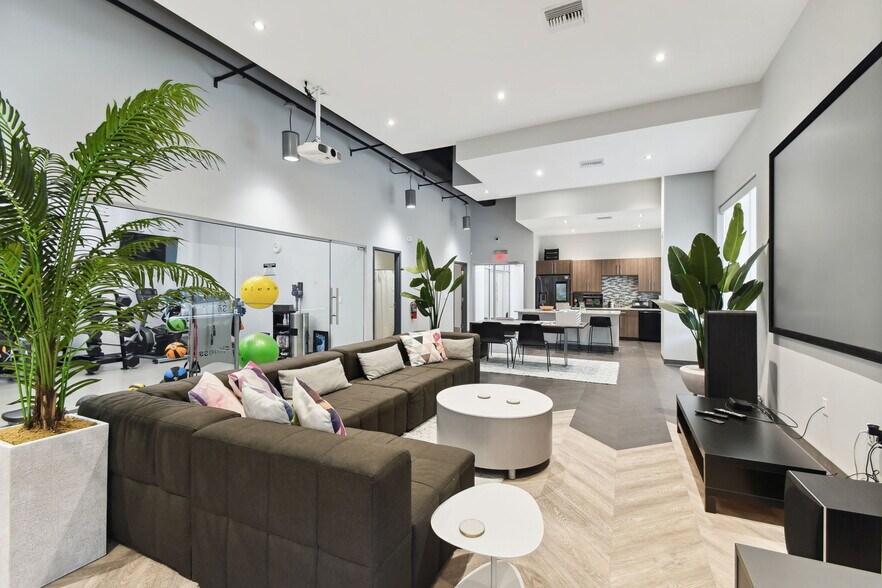 More Photos Of 924 Hale Ave, Brooksville Office For Sale