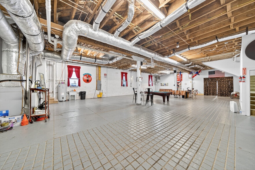 More Photos Of 109 7th Ave E, Springfield Flex For Sale