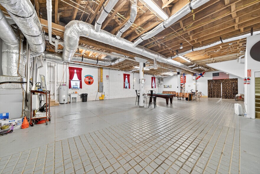 More Photos Of 109 7th Ave E, Springfield Flex For Sale