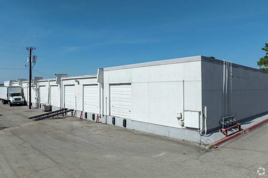 More Photos Of 1100-1120 Luke St, Irving Unknown For Lease