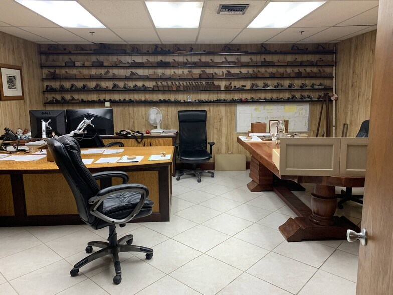 More Photos Of 1675-1677 W 31st Pl, Hialeah Manufacturing For Lease