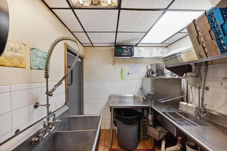 More Photos Of 21 Hill St, Southampton Restaurant For Lease