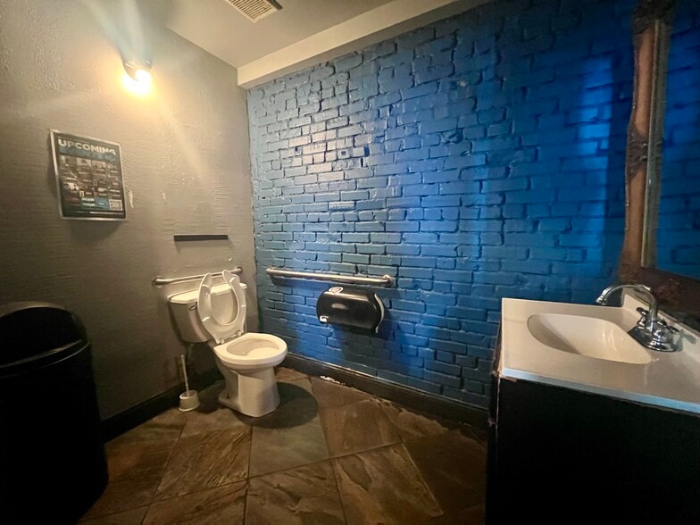 More Photos Of 95 S Main St, Memphis Storefront Retail Office For Lease