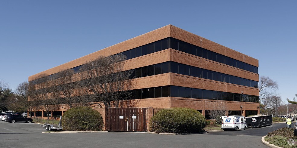 More Photos Of 200 Continental Dr, Newark Office For Lease