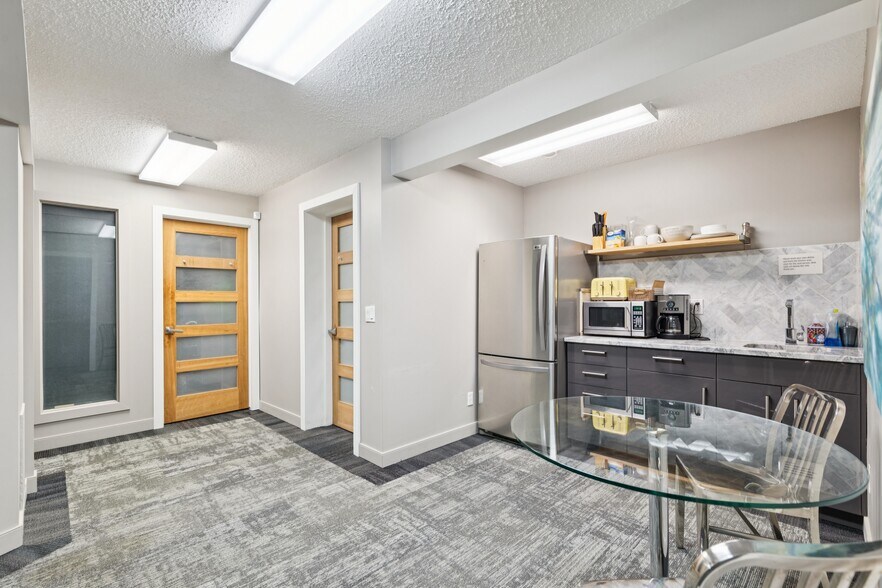 More Photos Of 2632 Crowchild Trl SW, Calgary Office For Sale