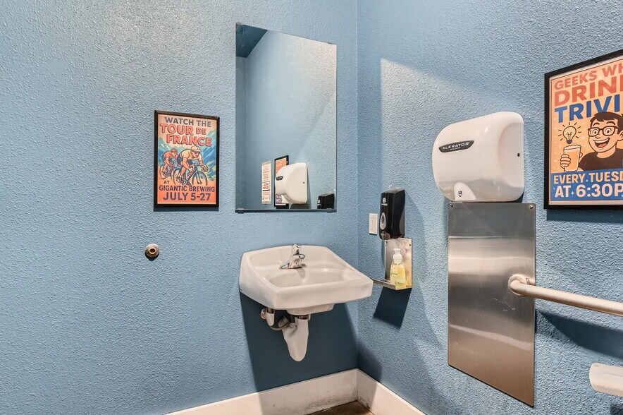 More Photos Of 4343 SE Hawthorne Blvd, Portland Restaurant For Sale