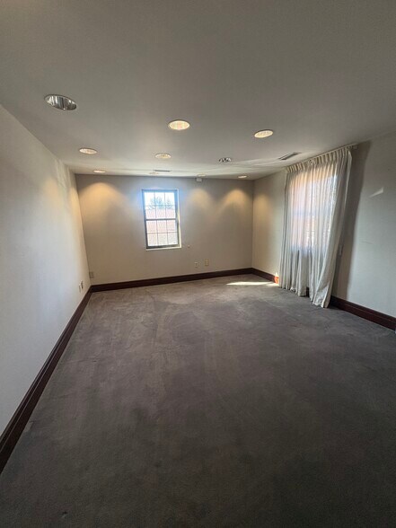 More Photos Of 1130 Vester Ave, Springfield Medical For Lease