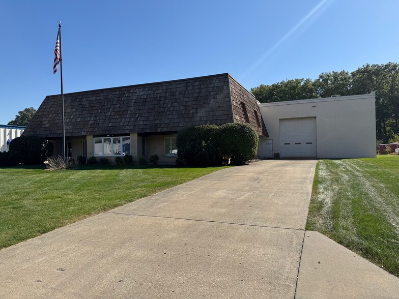 Primary Photo Of 213 Amendodge Dr, Shorewood Manufacturing For Sale