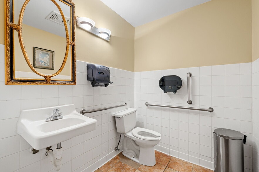 More Photos Of 5554 34th Ave S, Minneapolis Restaurant For Sale