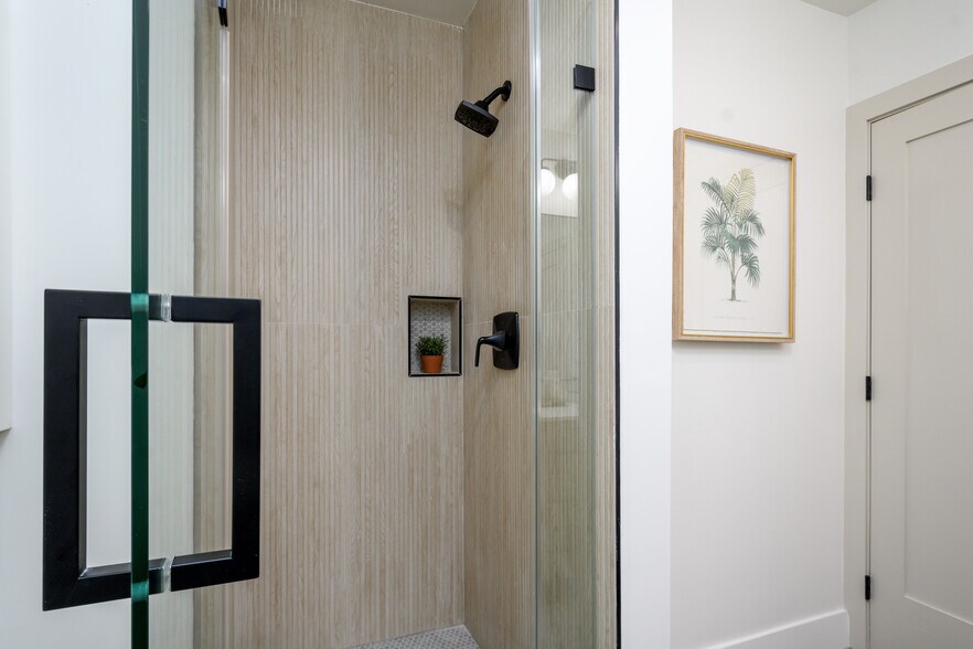 More Photos Of 223 Howland Canal, Venice Multifamily For Sale