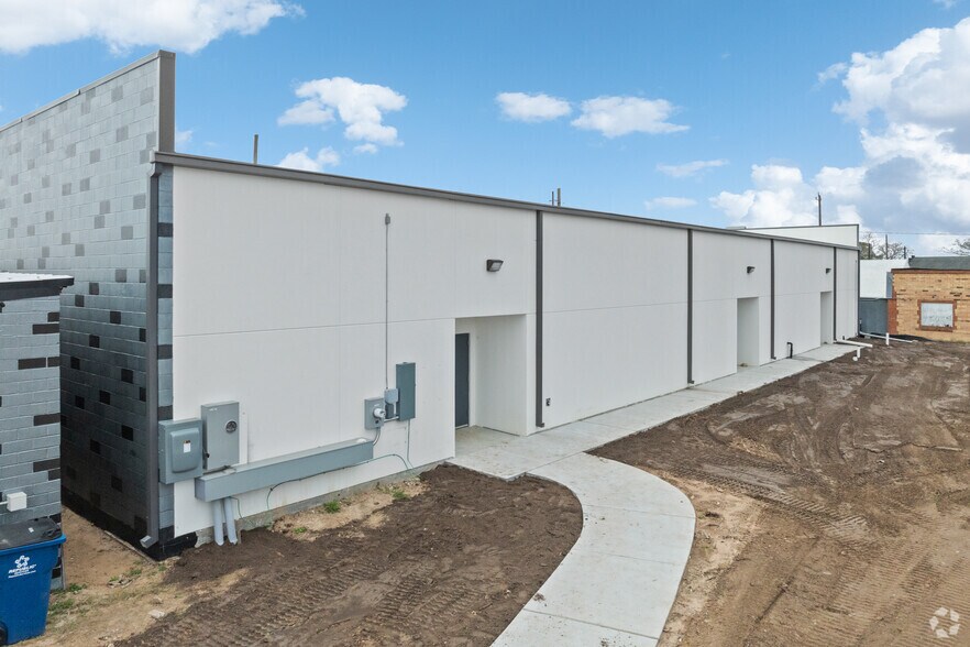 More Photos Of 2406 Main St, Waller Storefront For Lease