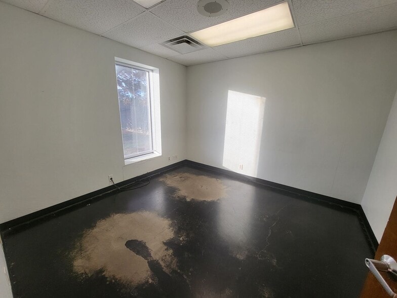 More Photos Of 4455 Woods and Sons Ave, Edmond Manufacturing For Lease