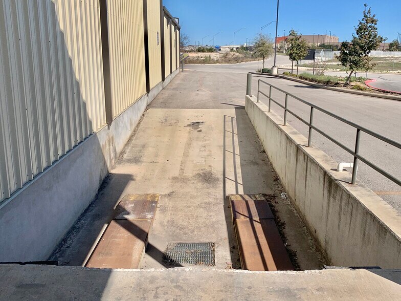 More Photos Of 15002 Tradesman, San Antonio Warehouse For Lease