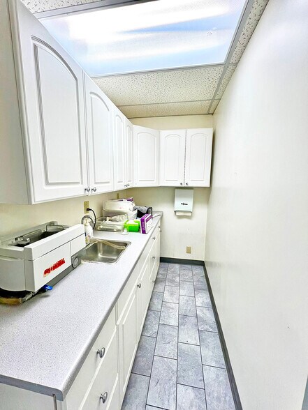 More Photos Of 2900 Frank Scott Pky, Belleville Medical For Sale