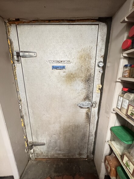 More Photos Of 572 2nd Ave, Troy Restaurant For Sale