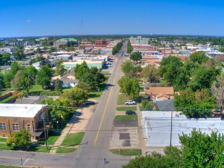 More Photos Of 527 E Main St, Norman Storefront For Lease