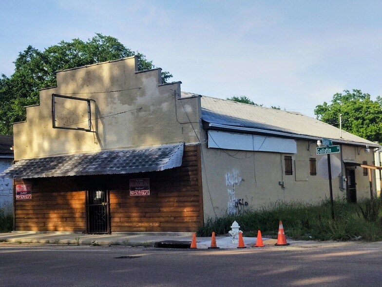 More Photos Of 1122 Gallatin St, Jackson Bar For Sale