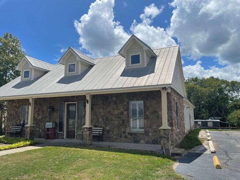 More Photos Of 423 E Main St, Bellville Medical For Lease