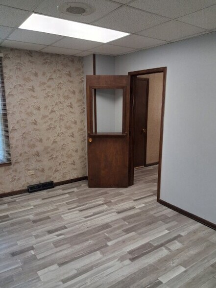 More Photos Of 442 N Lake St, Aurora Office For Sale