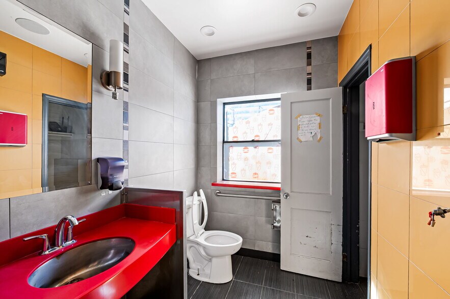 More Photos Of 13 W Allegheny Ave, Towson Storefront For Sale