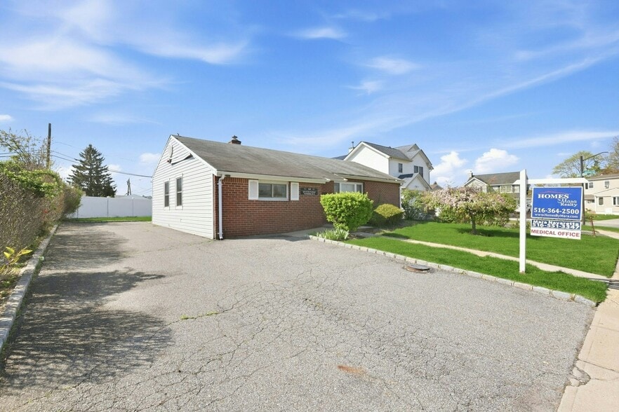 Primary Photo Of 4169 Iris Pl, Bethpage Medical For Sale