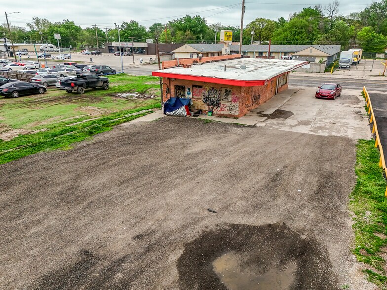 More Photos Of 2033 S Broadway St, Wichita Bar For Sale