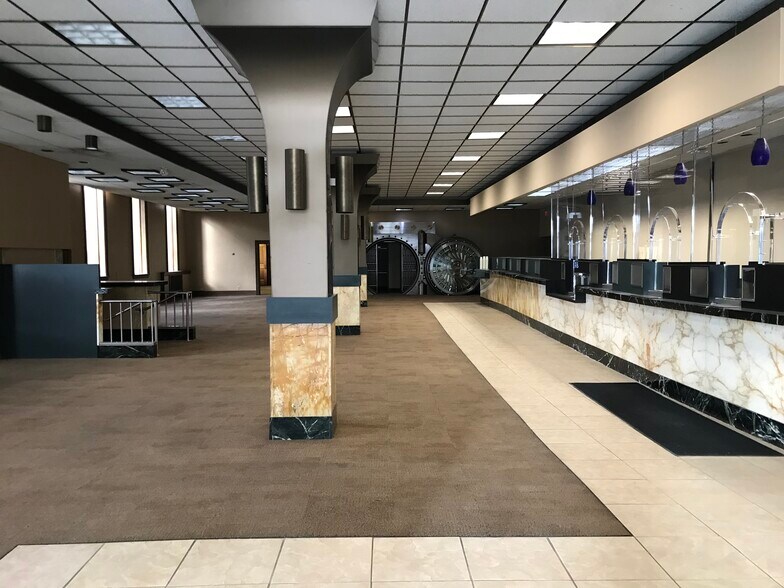 More Photos Of 5522 6th Ave, Kenosha Restaurant For Lease