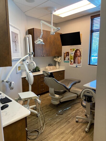 More Photos Of 42104 N Venture Dr, Anthem Office For Sale