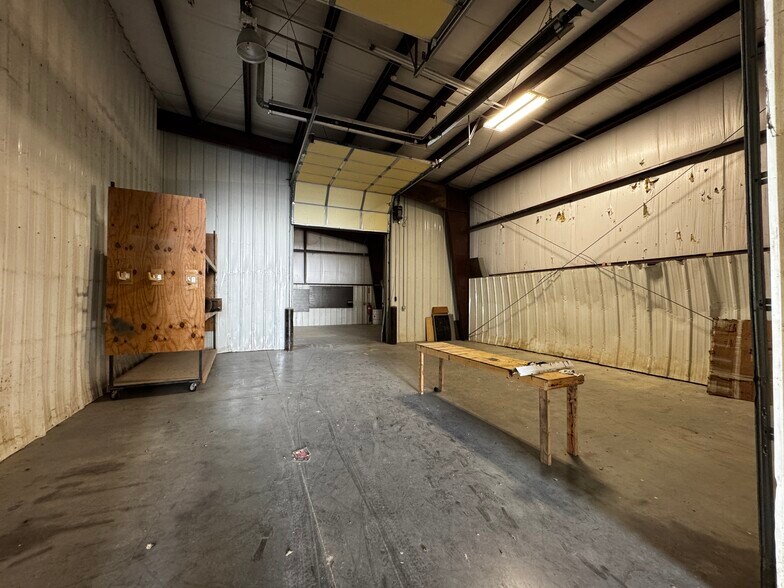 More Photos Of 27877 Glacier Point Rd, Lebanon Warehouse For Lease