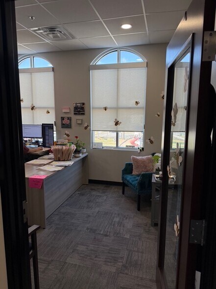 More Photos Of 200 E 8th St, Georgetown Storefront Retail Office For Lease