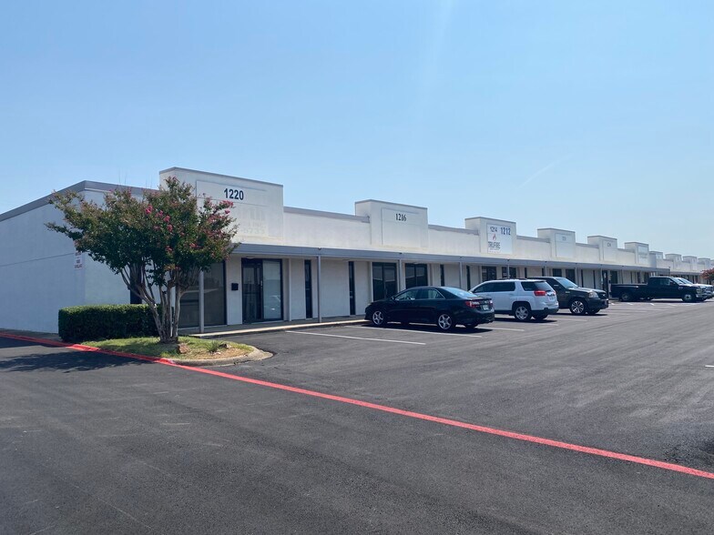 More Photos Of 1100-1120 Luke St, Irving Unknown For Lease