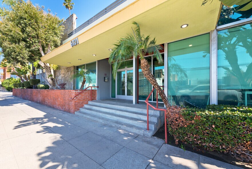More Photos Of 6121 Santa Monica Blvd, Los Angeles Showroom For Lease