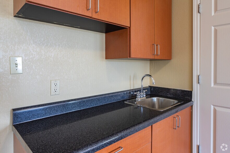 More Photos Of 139 Bradford Blvd, Santee Hotel For Sale