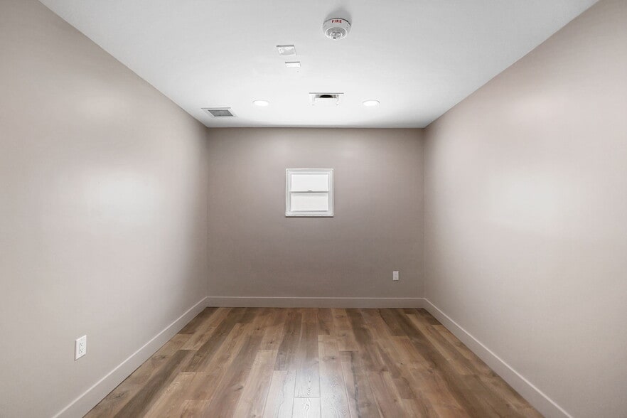 More Photos Of 10830 Navajo Dr, Saint Petersburg Showroom For Sale