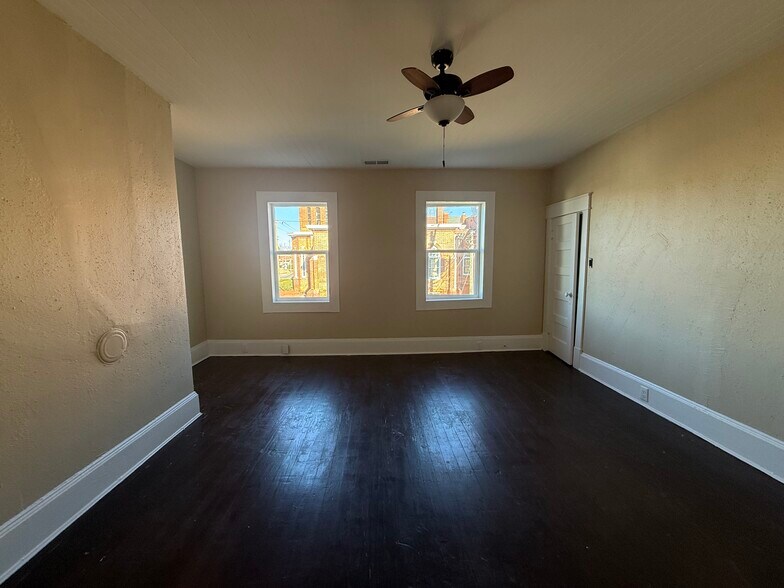 More Photos Of 402 College St, Clinton Office For Sale