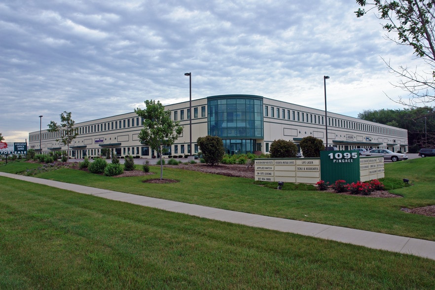 More Photos Of 1095 Pingree Rd, Crystal Lake Light Manufacturing For Lease