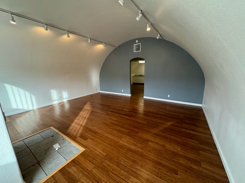 More Photos Of 314 S Cloverdale Blvd, Cloverdale Office For Lease