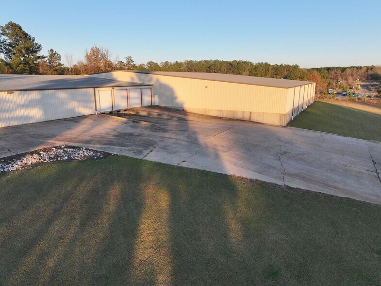 More Photos Of 1014 Industrial Park Dr, Clinton Warehouse For Lease