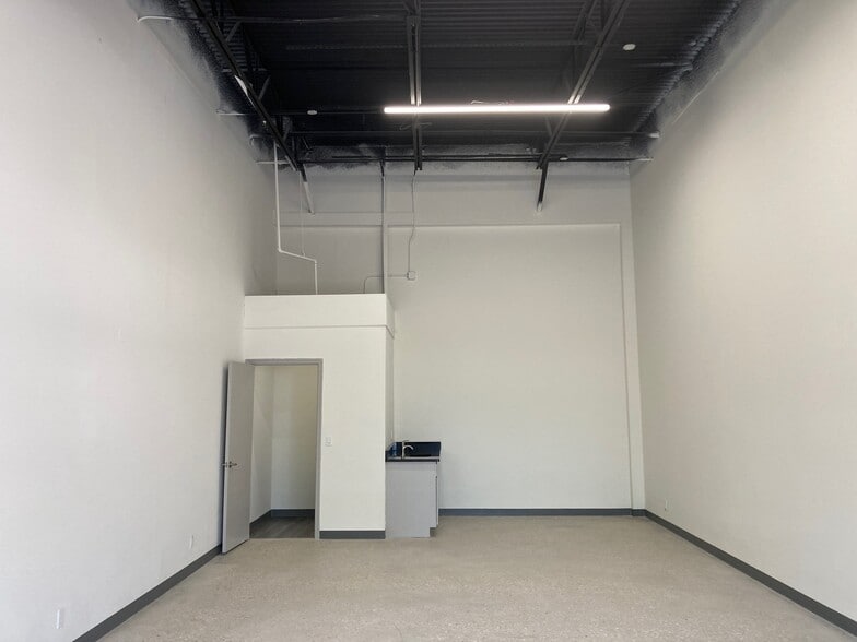 More Photos Of 11420 Fortune Cir, Wellington Warehouse For Lease