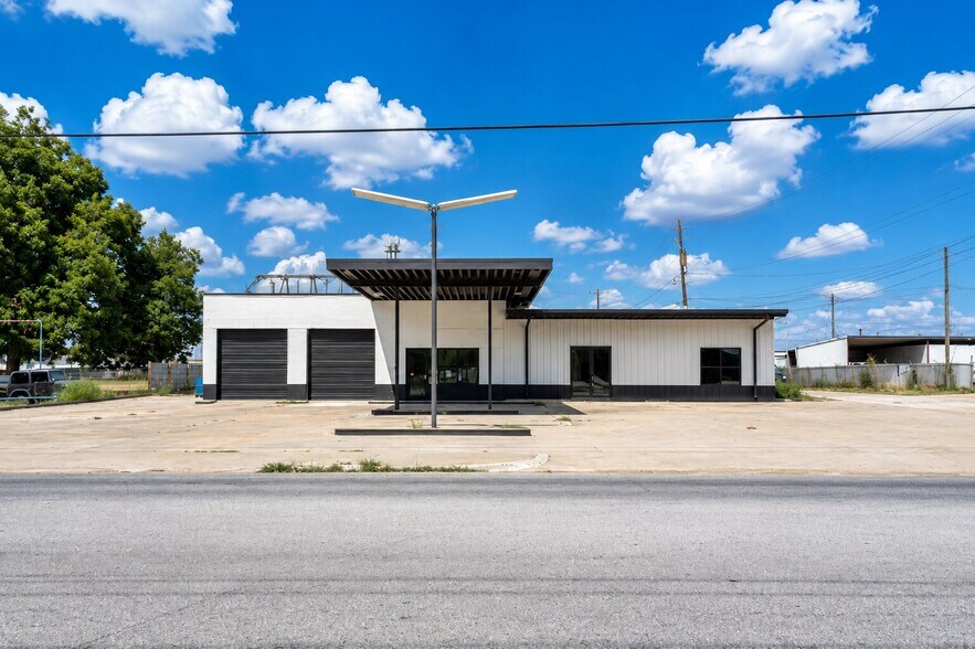 More Photos Of 623 N Richmond Rd, Wharton Auto Repair For Sale