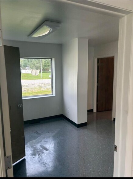 More Photos Of 1300 W Saunders St, Mount Pleasant Showroom For Lease