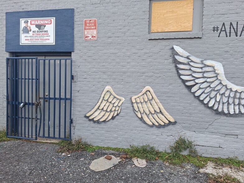 More Photos Of 2102 Common St, Houston General Retail For Sale